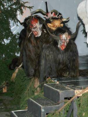 Peaux de mouton - Peau de mouton à poils longs pour costume de Krampus - krampussalzburgdddwithbishopandangel
