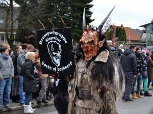 Peaux de mouton - Peau de mouton à poils longs pour costume de Krampus - modernerkrampuskrnten2