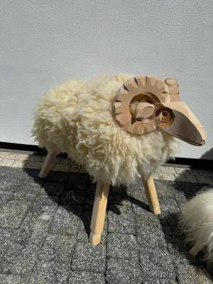 Peaux de mouton - Moutons en Bois  - woodensheepwithsheepskin1