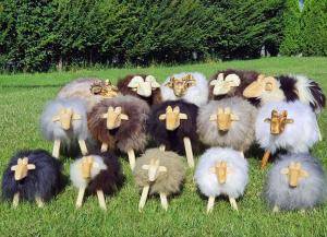 Peaux de mouton - Moutons en Bois  - woodensheepwithsheepskin
