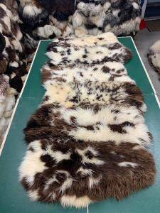 Peaux de mouton -  Des tapis moelleux en peau de mouton !